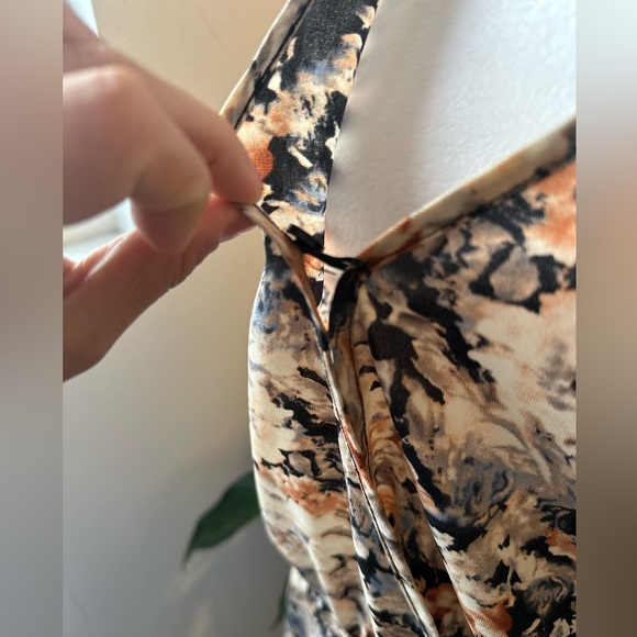 Floral V neck romper - Picture 4 of 6